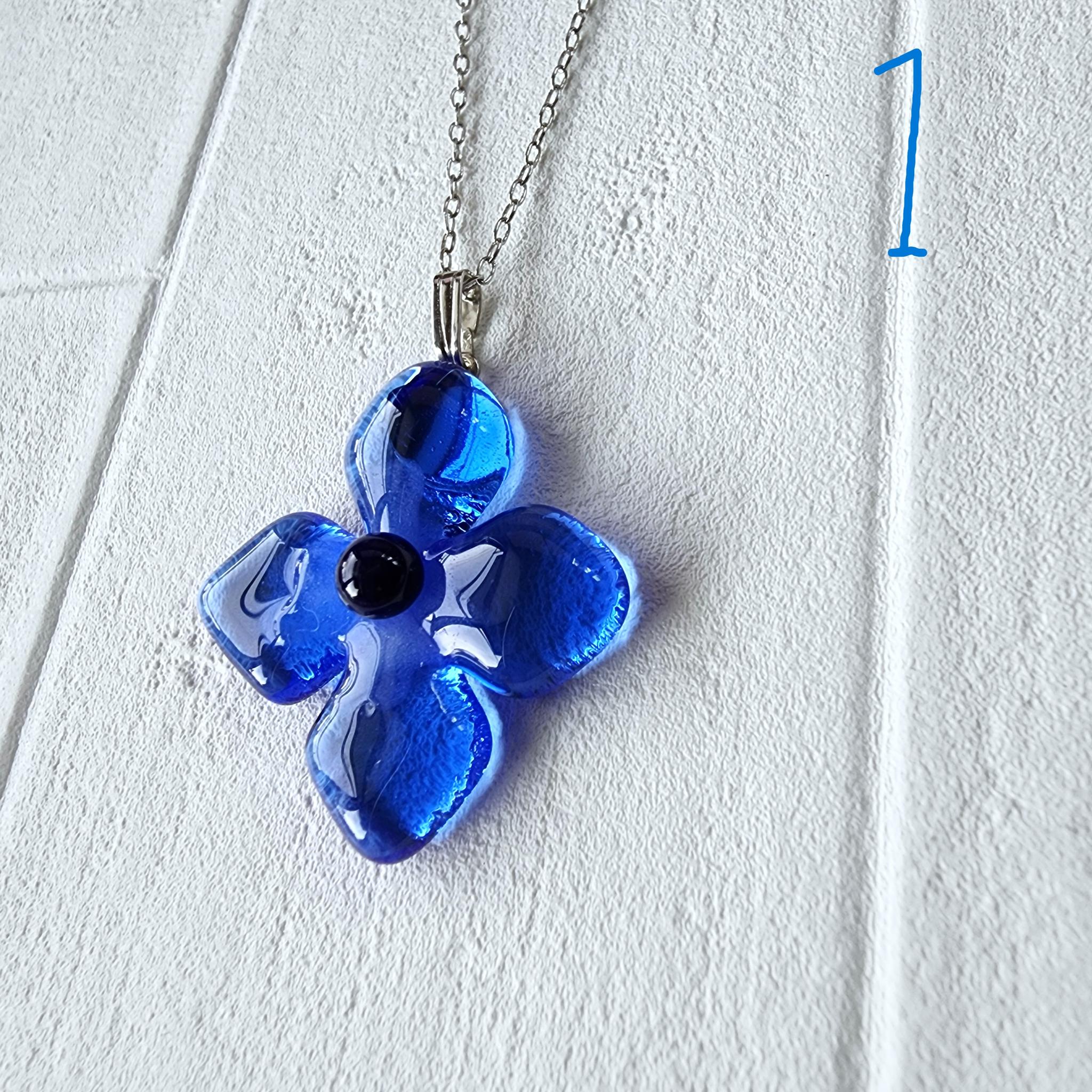 ガラスのお花のネックレス
