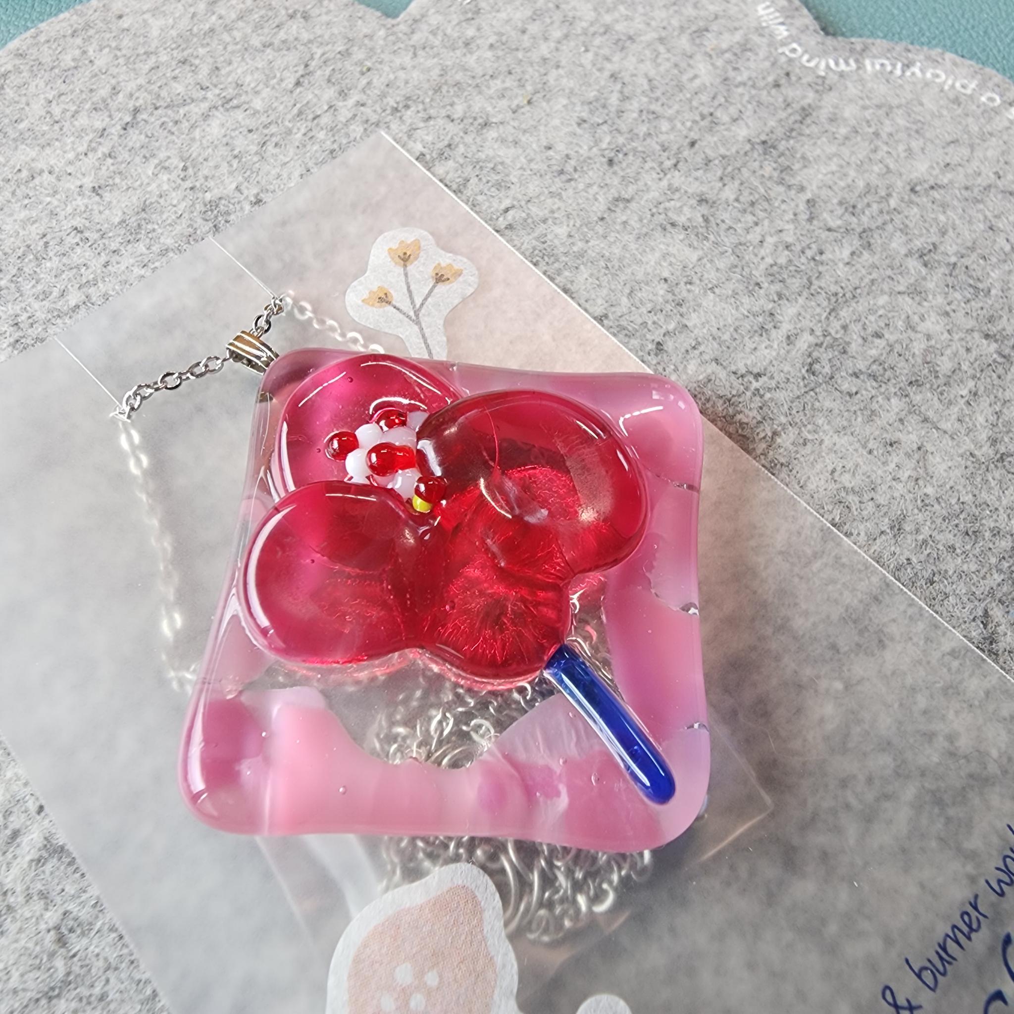 透明感がかわいい ピンクのお花ネックレス（１点もの）