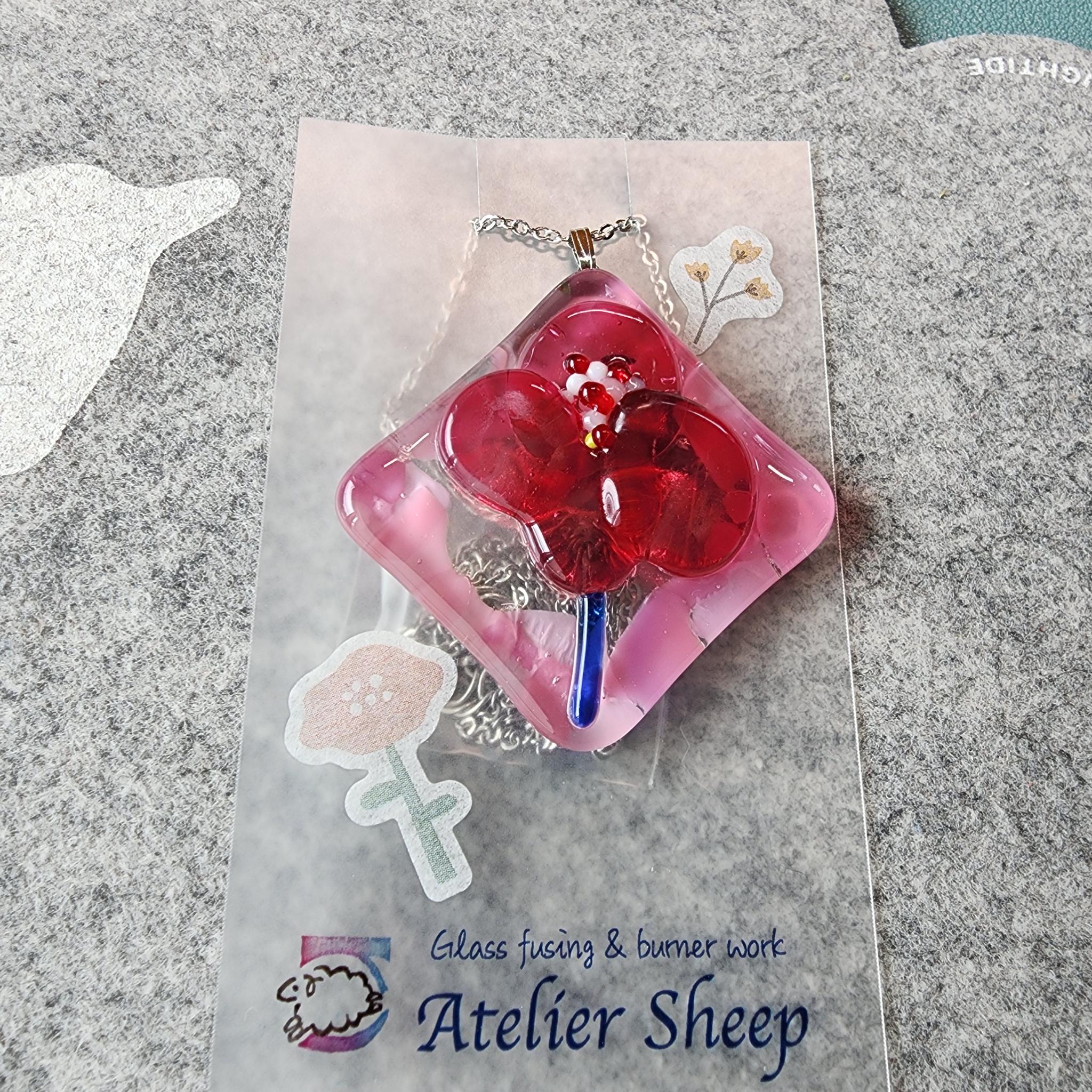 透明感がかわいい ピンクのお花ネックレス（１点もの） | 2枚目