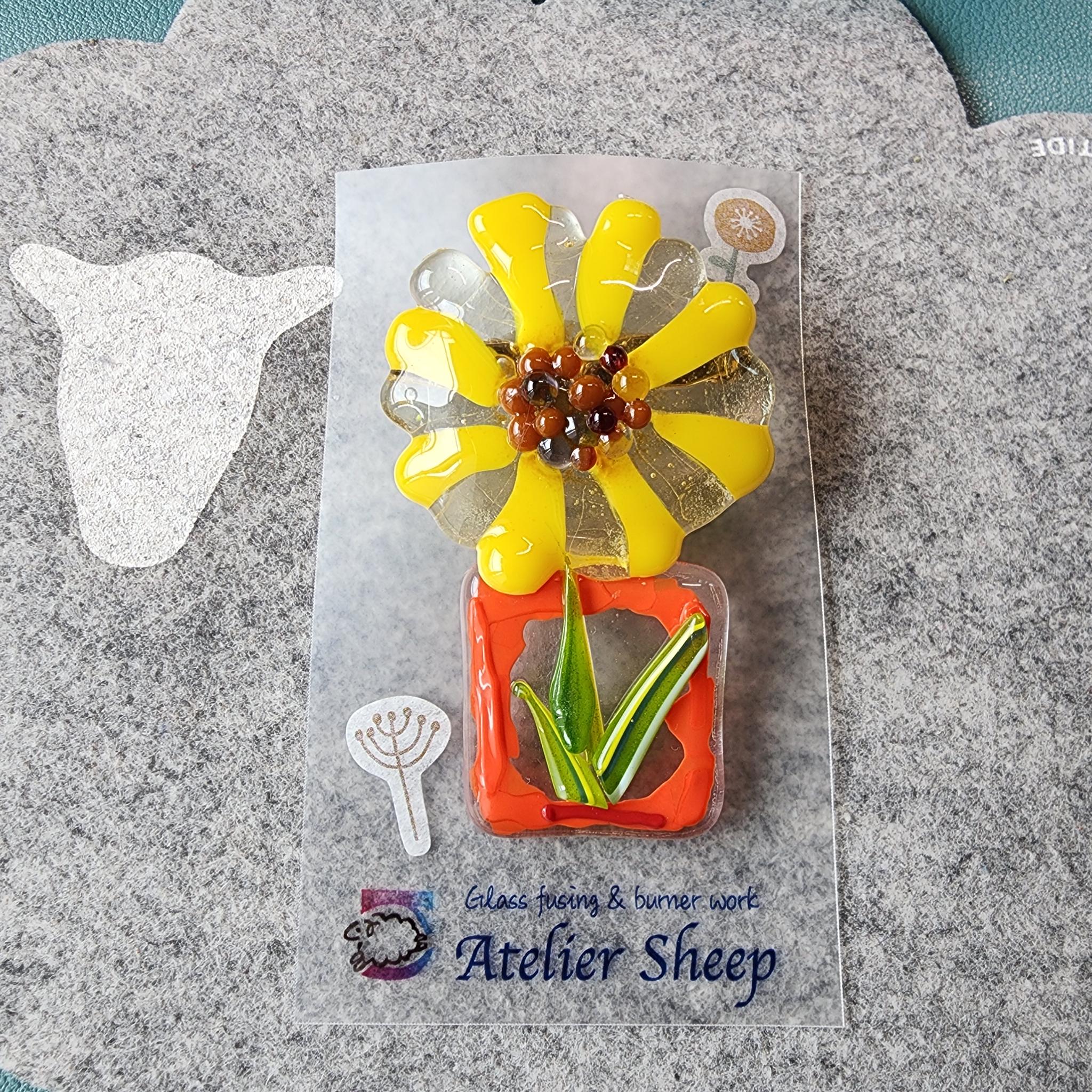 ビタミンカラーのお花ブローチ（１点もの）