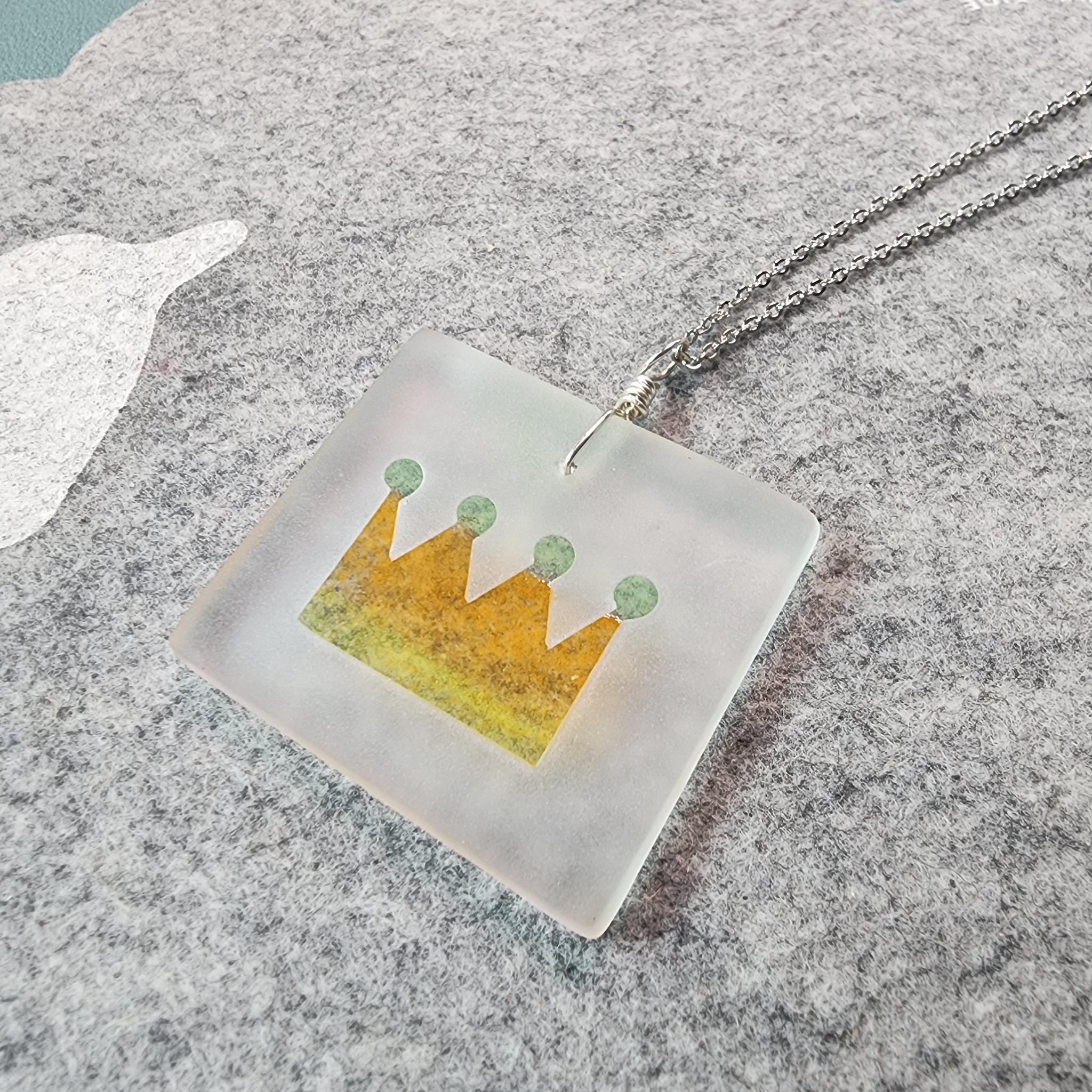 クラウンのフロストペンダント